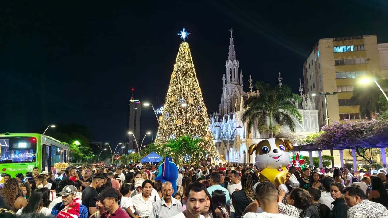 Cali enciende oficialmente su alumbrado navideño inspirado en la biodiversidad del Valle del Cauca