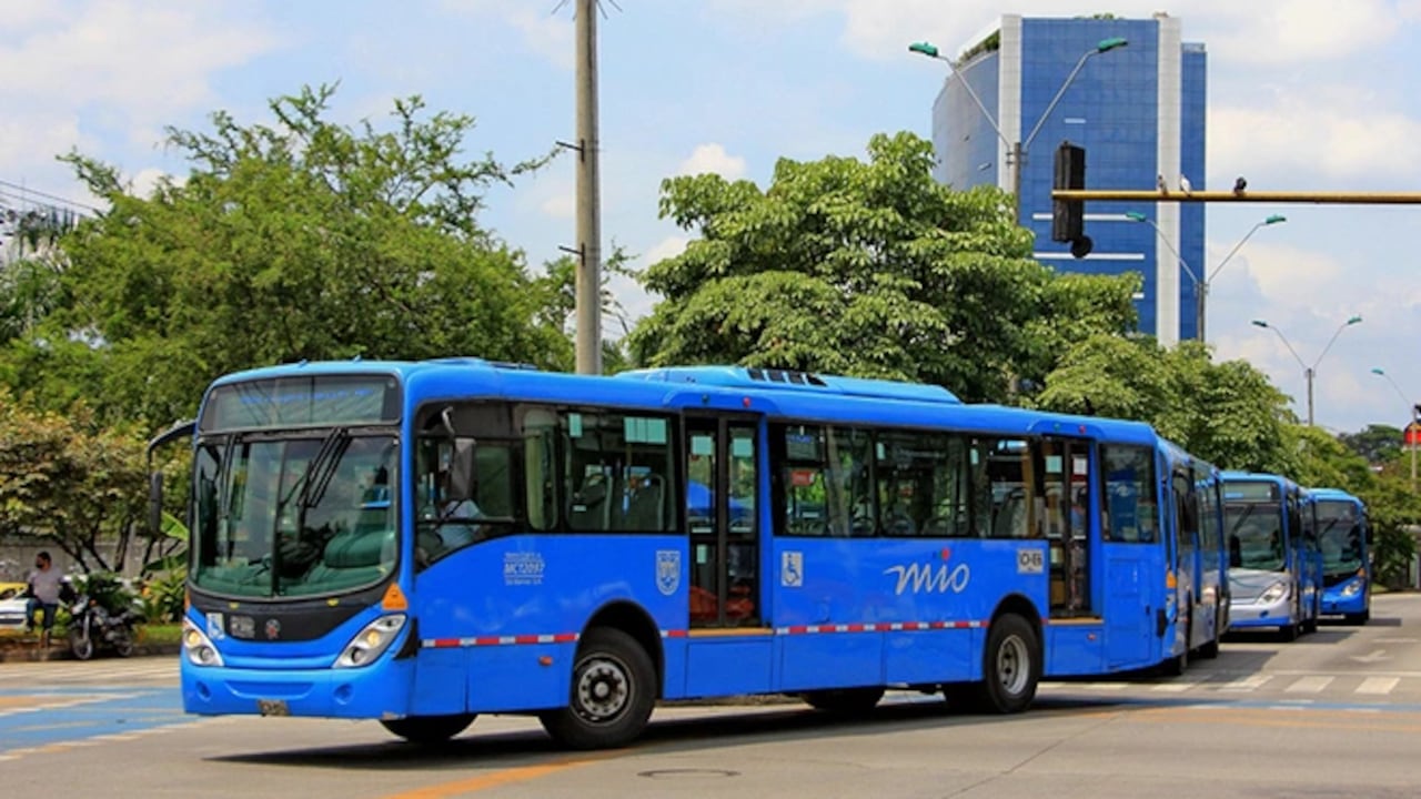 Entrega de tarjetas MIO a estudiantes