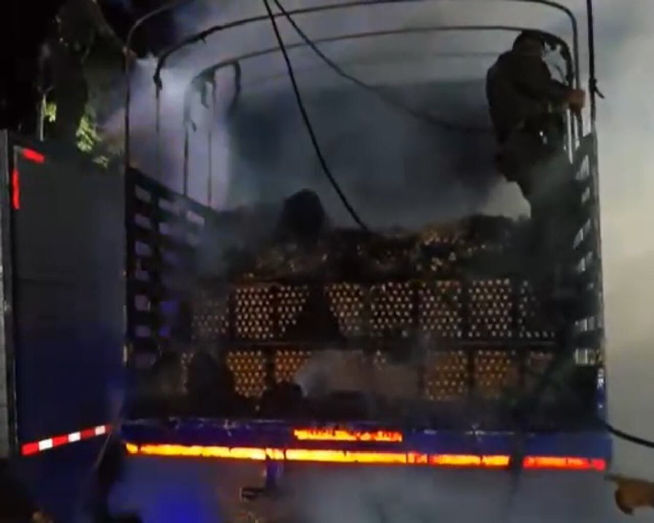 Los policías recibieron ayuda de la comunidad del sector de El Céfiro, jurisdicción del municipio de Rosas, Cauca, a la hora de atender esta emergencia vehicular.