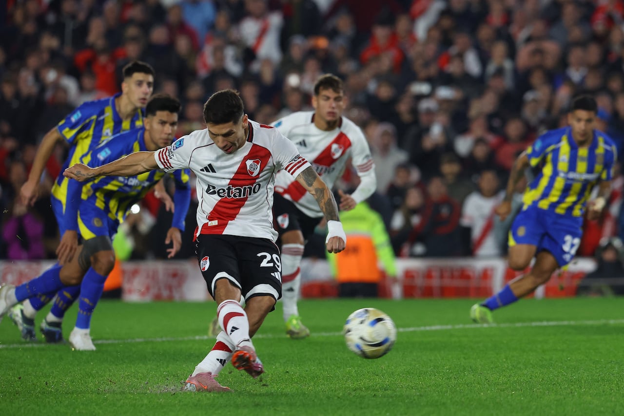 El defensor número 29 de River Plate, Gonzalo Montiel, ejecuta un penal durante la semifinal del torneo Apertura de la Liga Argentina de Fútbol Profesional entre River Plate y Rosario Central en el Estadio Monumental MAS de Buenos Aires, el 16 de mayo de 2026. (Foto de Alejandro PAGNI / AFP)