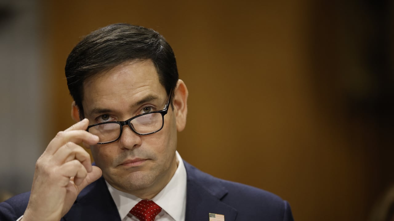 Marco Rubio atiende la audiencia del Senado de Estados Unidos para la aprobación de su cargo.