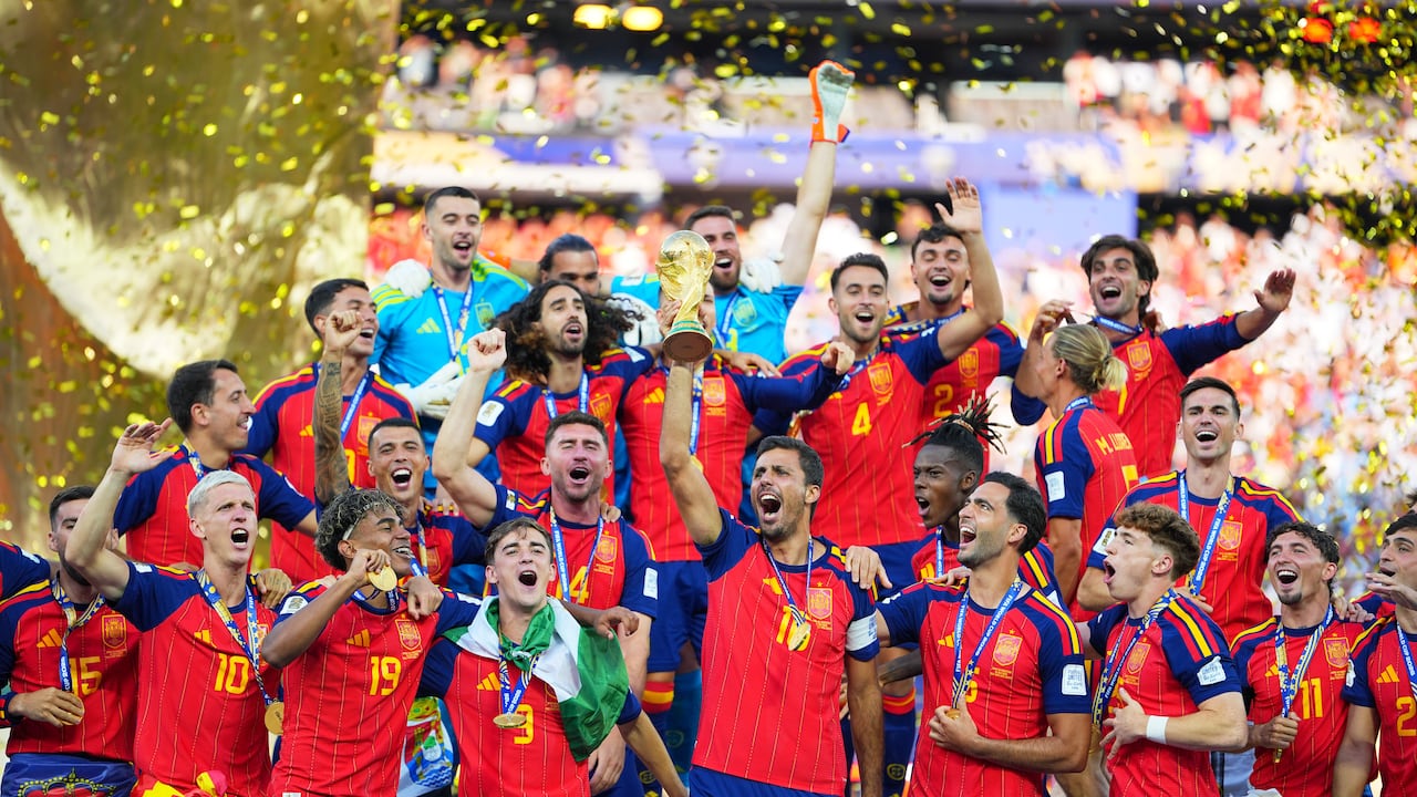 España con el trofeo de campeones del Mundial tras vencer 1-0 a Argentina en la final, el domingo 19 de julio de 2026, en East Rutherford, Nueva Jersey. (AP Foto/Julio Cortez)