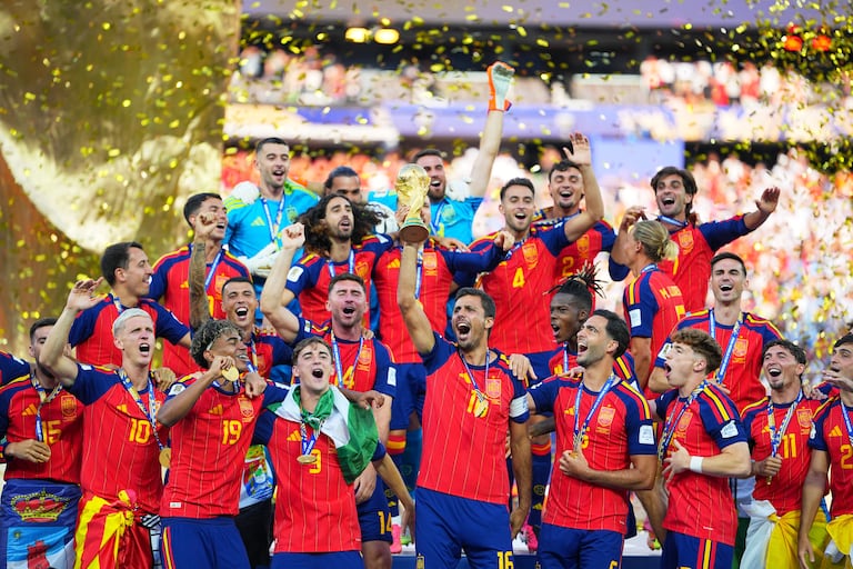 España con el trofeo de campeones del Mundial tras vencer 1-0 a Argentina en la final, el domingo 19 de julio de 2026, en East Rutherford, Nueva Jersey. (AP Foto/Julio Cortez)