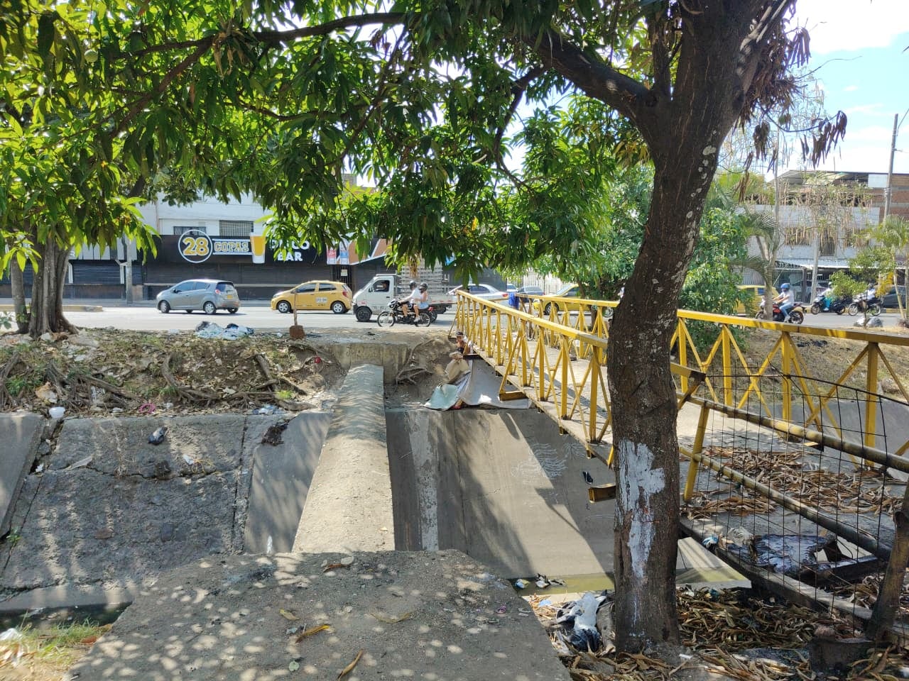 El deterioro del puente peatonal sobre la Autopista Suroriental, a la altura del retorno hacia Alfonso Barberena, es una de las principales preocupaciones de la comunidad.