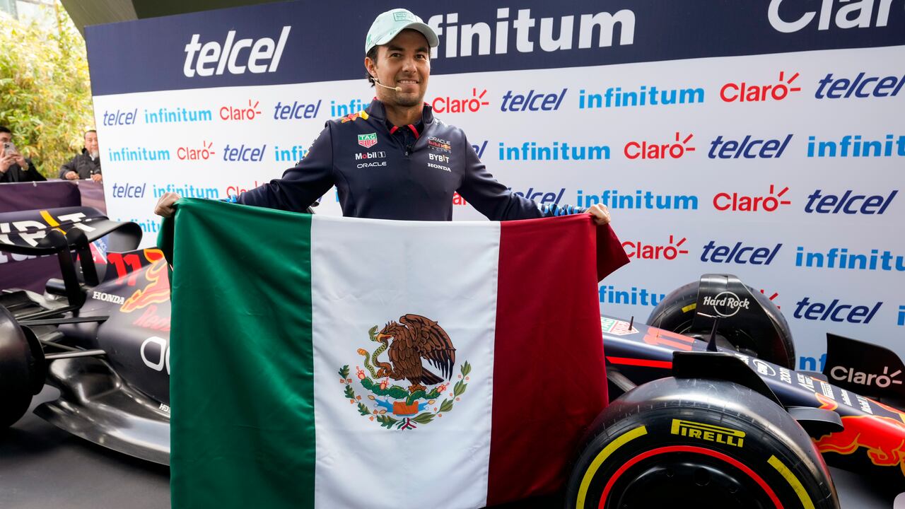 El piloto mexicano de Red Bull Sergio Pérez sostiene una bandera de México durante su conferencia de prensa antes del Gran Premio de México el miércoles 23 de octubre del 2024. (AP Foto/Moises Castillo)