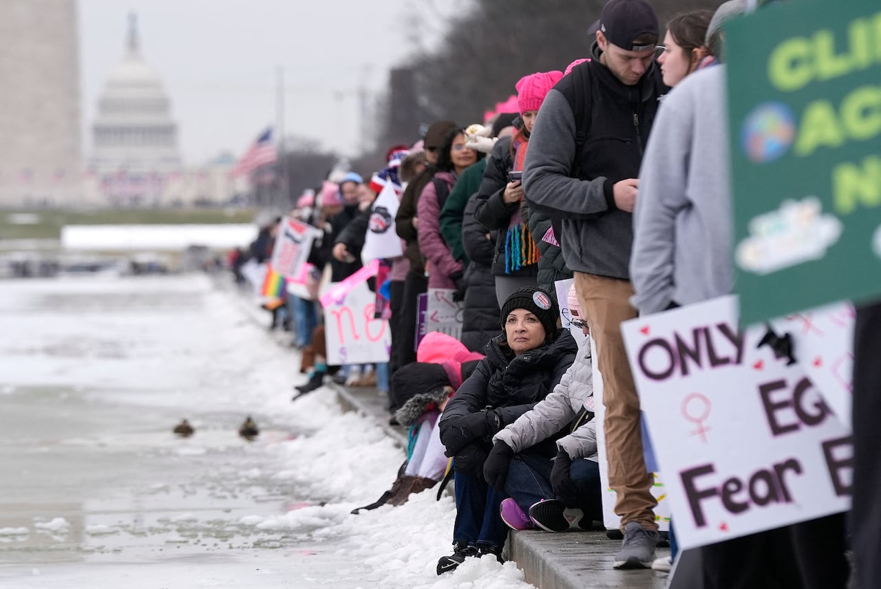 Manifestantes que representan a una variedad de grupos de derechos humanos asisten a la "Marcha del Pueblo en Washington" el 18 de enero de 2025 en Washington, DC. Dos días antes de la toma de posesión presidencial, los activistas se manifestaban en oposición a los objetivos políticos de la administración entrante de Trump.