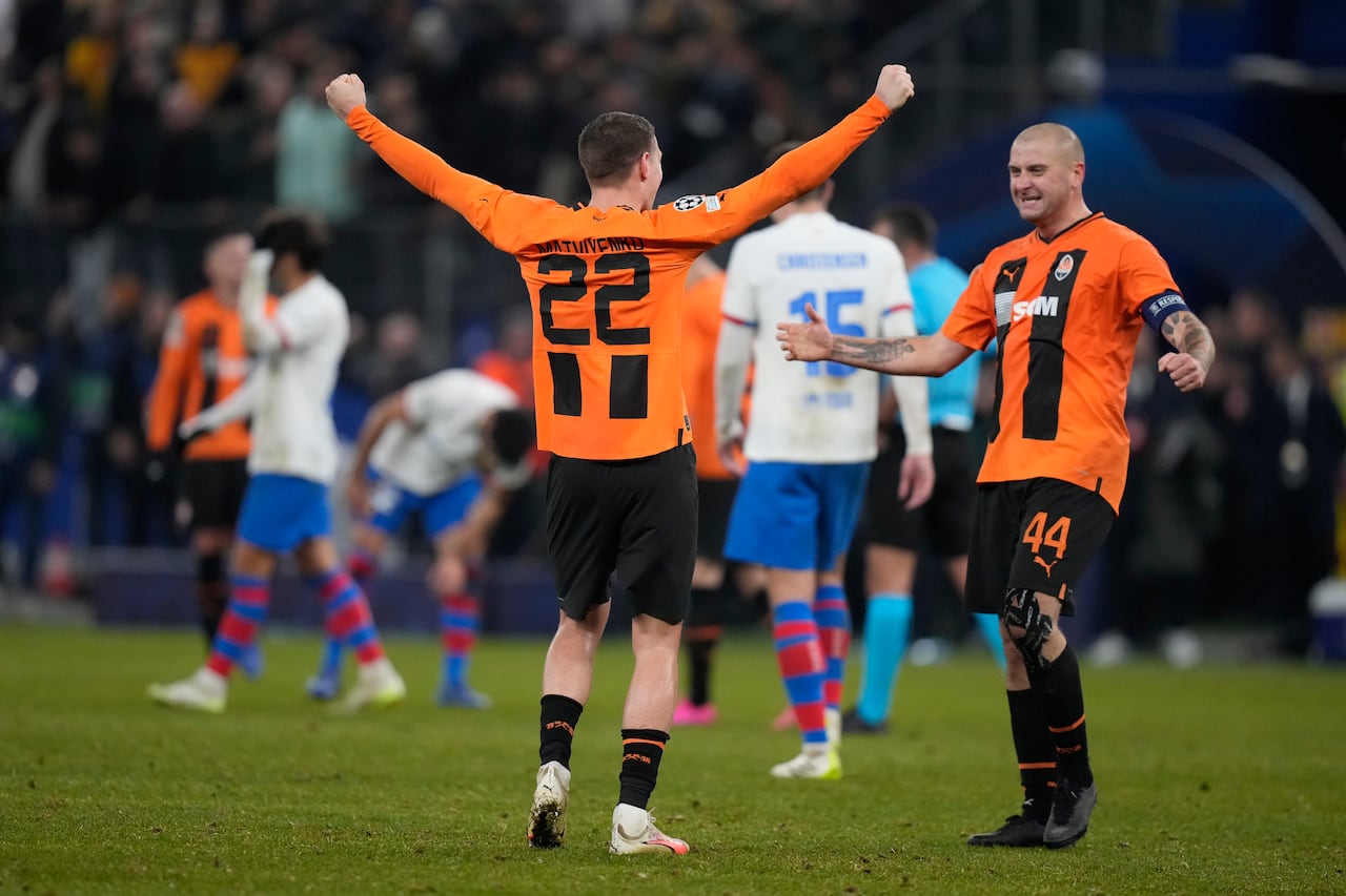 Shakhtar celebrando su victoria frente al Barcelona.