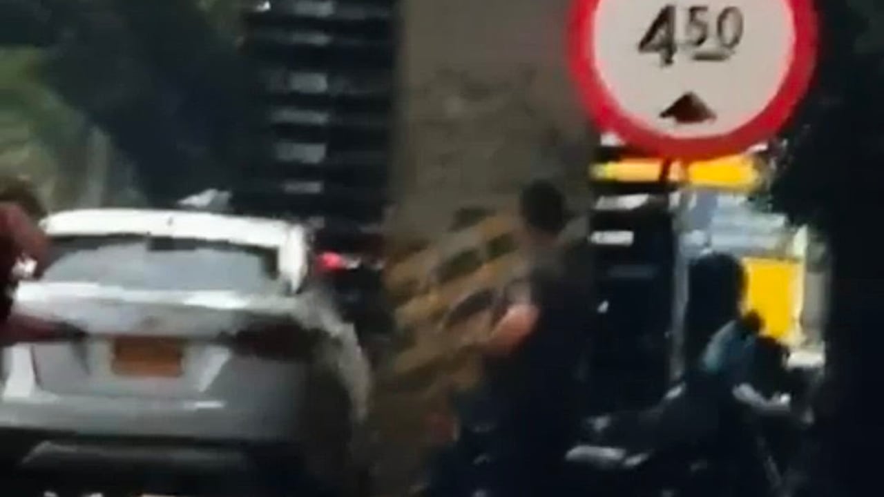 La Secretaría de Movilidad de Cali informó que unidades de tránsito se desplazan al lugar para verificar la situación y realizar los cierres y desvíos preventivos que sean necesarios.