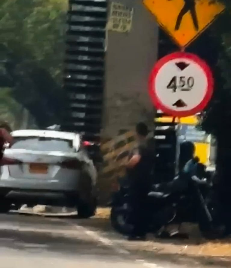 La Secretaría de Movilidad de Cali informó que unidades de tránsito se desplazan al lugar para verificar la situación y realizar los cierres y desvíos preventivos que sean necesarios.