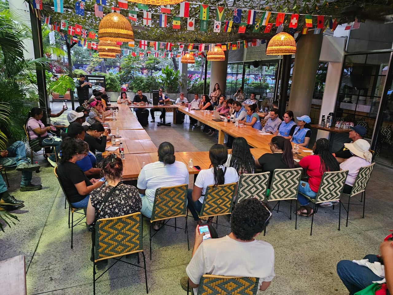 Los integrantes del proceso de la Minga Social, Popular y Comunitaria de Cali - Minga Cali, que permanecían en protesta frente al Centro Administrativo Municipal (CAM), se retiraron de manera pacífica del lugar.