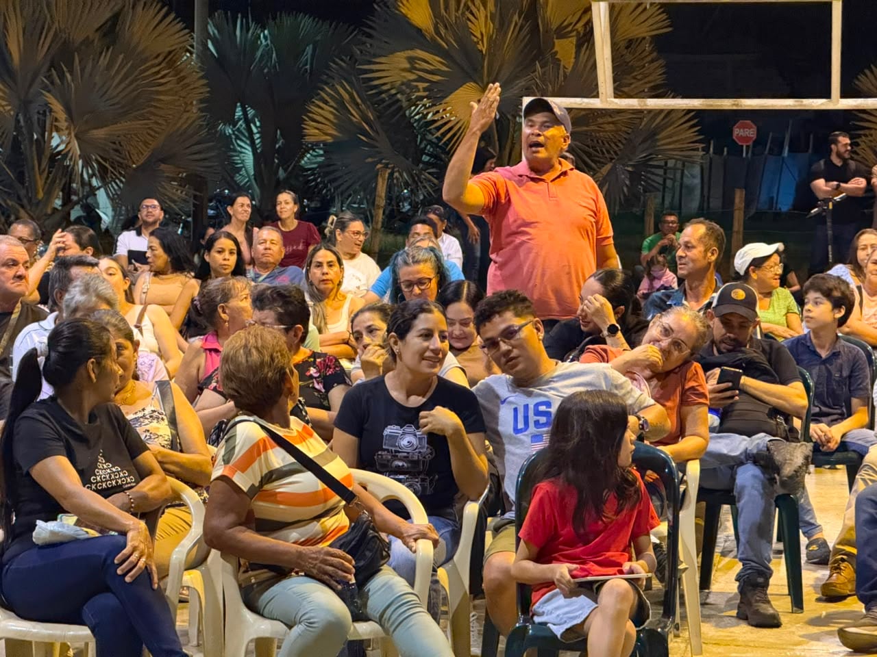 Ante la falta de infraestructura segura para arrendar, se multiplican por el pueblo los letreros de 'nos trasladamos' de los comerciantes que se vieron obligados a operar desde sus propias casas.