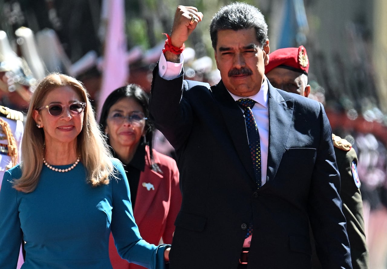 El presidente de Venezuela, Nicolás Maduro (derecha), hace un gesto junto a la primera dama Cilia Flores a su llegada al Capitolio -casa de la Asamblea Nacional- para la toma de posesión presidencial, en Caracas el 10 de enero de 2025. Maduro, en el poder desde 2013, prestará juramento para un tercer mandato a pesar de la protesta mundial que provocó que miles de personas protestaran en vísperas de la ceremonia. (Foto de Federico PARRA/AFP)
