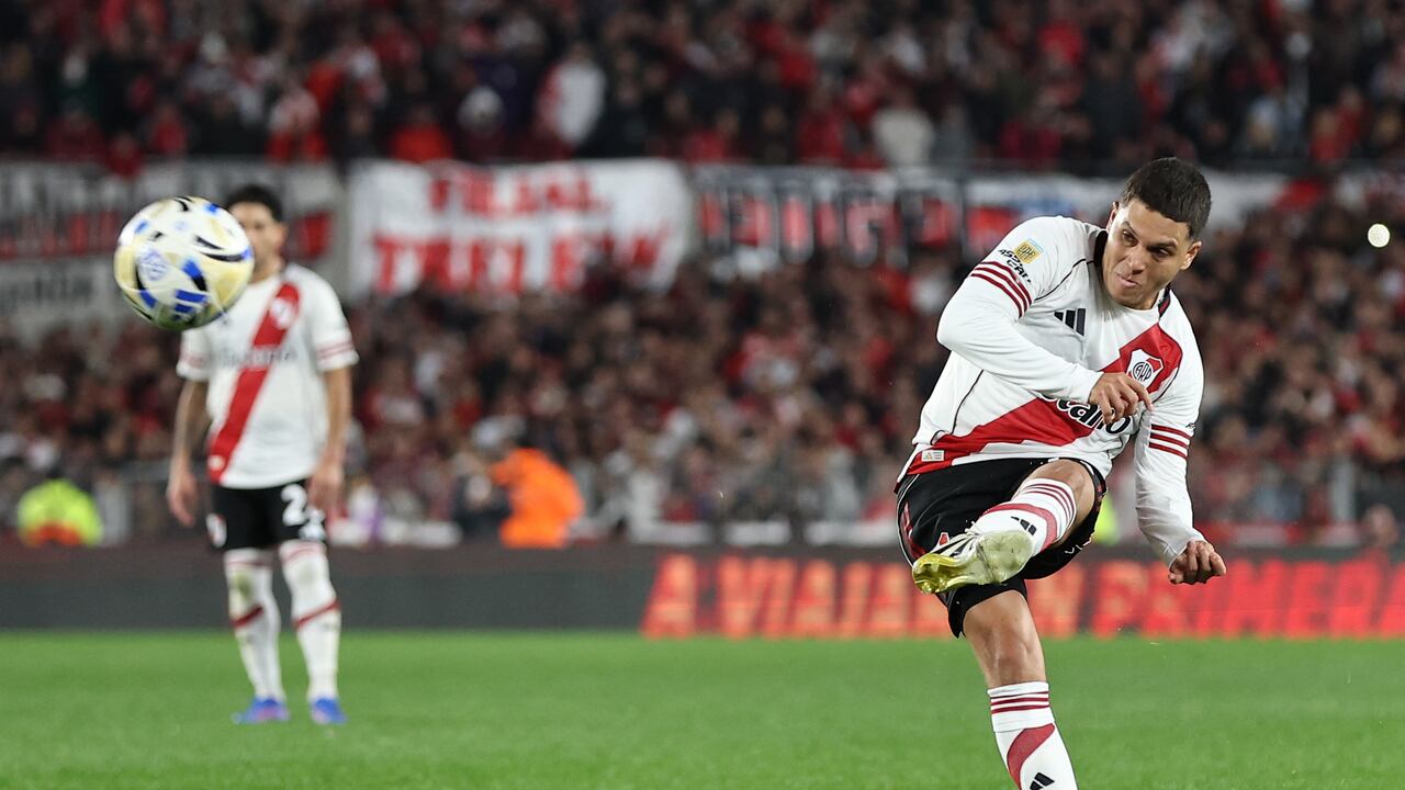 El mediocampista #10 de River Plate, Juan Fernando Quintero, patea el balón durante el partido del Torneo Clausura 2025 de la Liga Profesional de Fútbol Argentino. (Foto de Alejandro PAGNI / AFP).