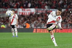 El mediocampista #10 de River Plate, Juan Fernando Quintero, patea el balón durante el partido del Torneo Clausura 2025 de la Liga Profesional de Fútbol Argentino. (Foto de Alejandro PAGNI / AFP).