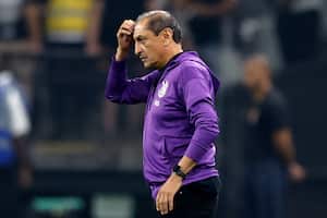 Ramon Diaz es despedido del Corinthians. (Photo by Miguel Schincariol / AFP)