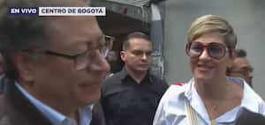 Este es el momento en el que llega la primera dama a pedirle al Presidente Petro que la salude.