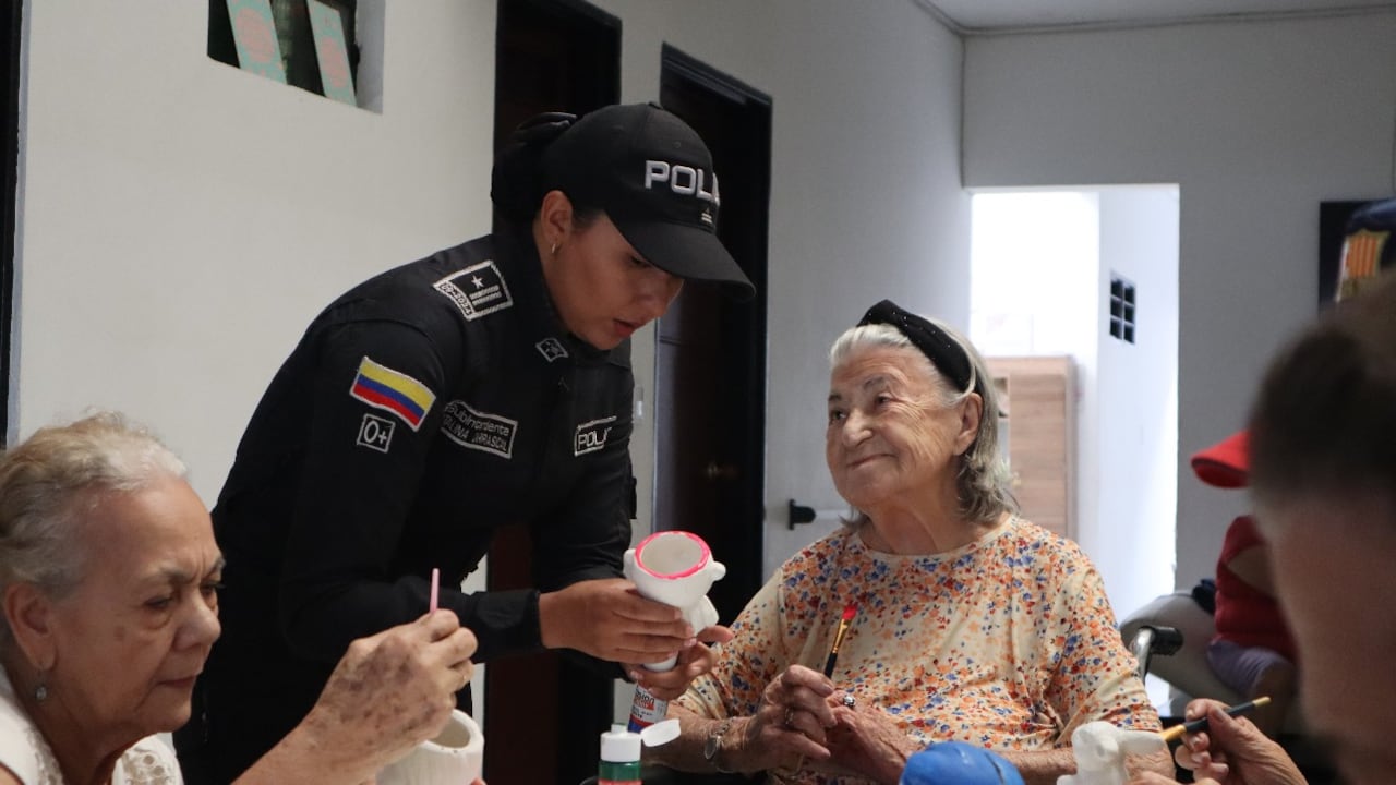 La subintendente Catalina Isabel Carrascal se convirtió en la nieta adoptiva de cientos de adultos mayores que han sido abandonados por sus familias en Cali. Con su vocación, ayuda a la garantía de los derechos de esta población especial.