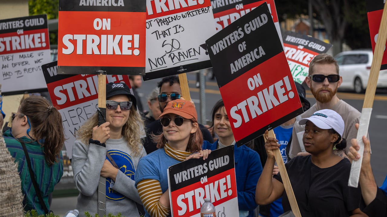 Los guionistas de Hollywood lamentan la 'uberización' Piquete a las afueras del estudio Paramount Pictures en la huelga de escritores de Hollywood, el 4 de mayo de 2023 en Los Ángeles, California. Foto: DAVID MCNEW / GETTY IMAGES NORTH AMERICA / Getty Images via AFP. su oficio y pelearán por frenarla.