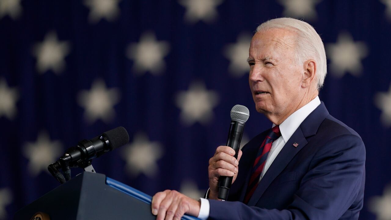 El presidente Joe Biden habla en la Base Conjunta Elmendorf-Richardson para conmemorar el aniversario de los ataques terroristas del 11 de septiembre, el lunes 11 de septiembre de 2023