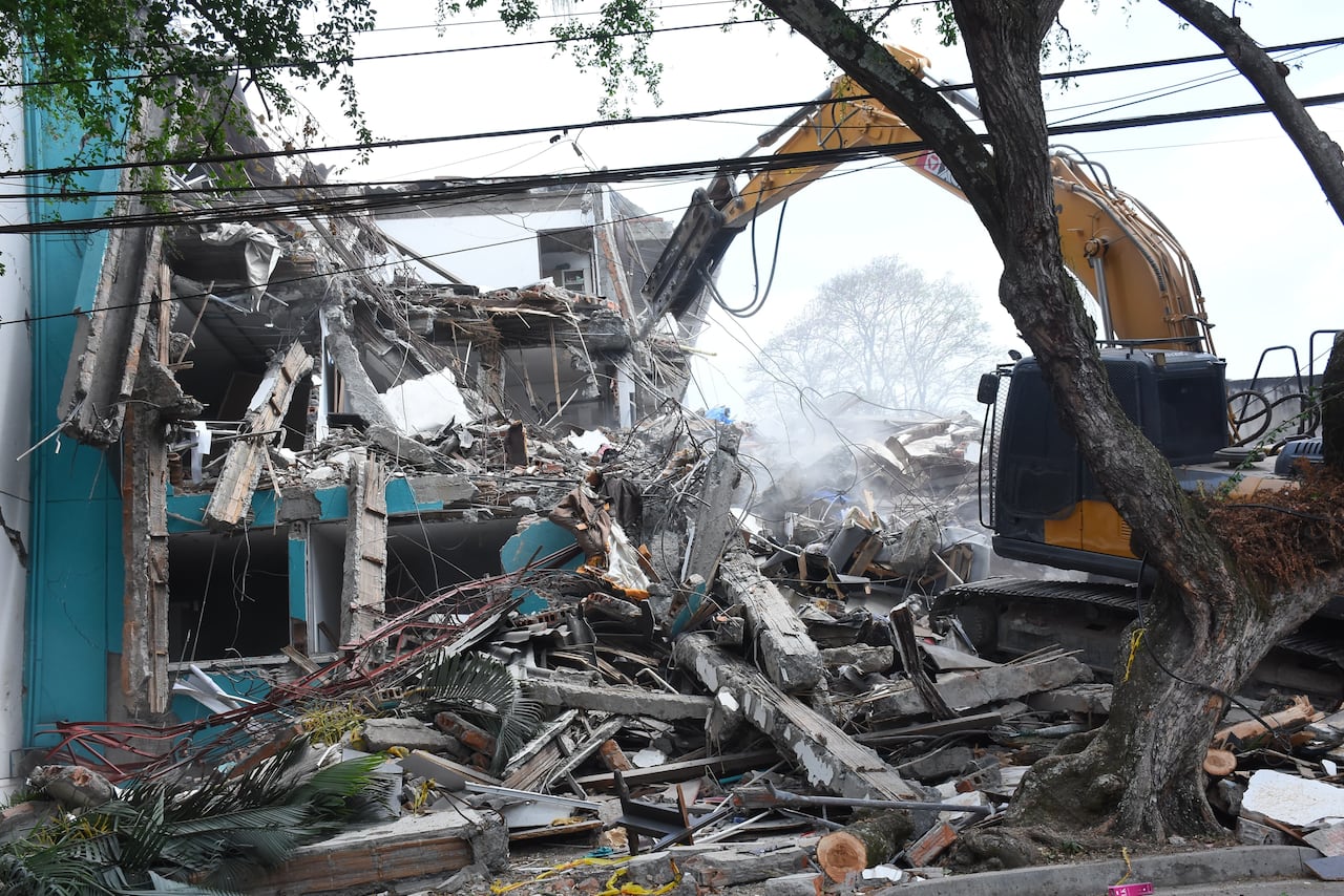 Demolición del Edificio María Mercedes en el barrio Cuarto de Legua.