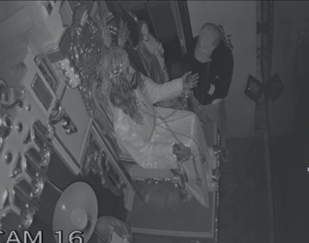 El delincuente portaba guantes, con el fin de no dejar huellas sobre la imagen religiosa al momento de apoderarse de los elementos decorativos como dijes y filigranas de oro.