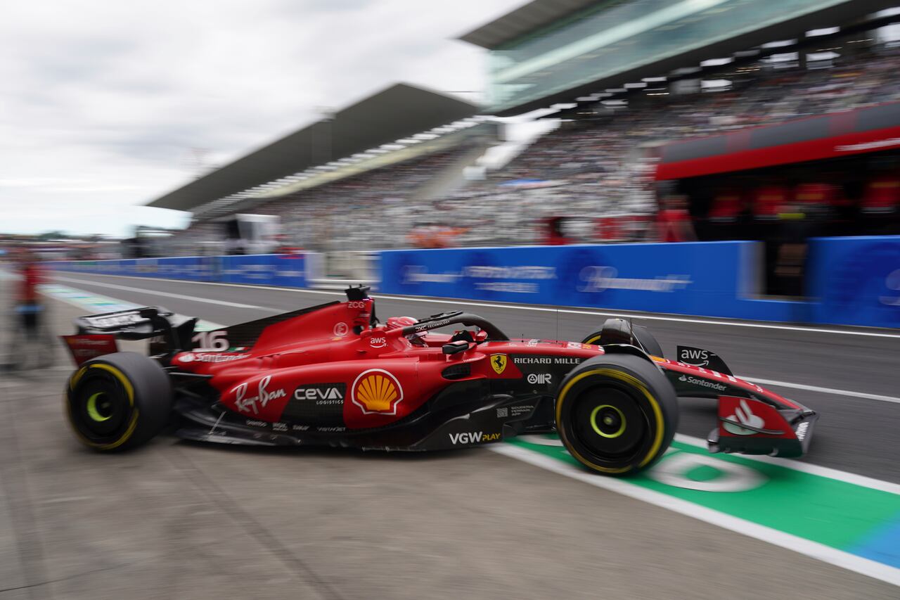 El piloto de Ferrari Charles Leclerc de Mónaco conduce su auto durante la segunda práctica antes del Gran Premio de Fórmula Uno de Japón en el circuito de Suzuka, Suzuka, Japón central, el viernes 22 de septiembre de 2023. (Foto AP/Toru Hanai)