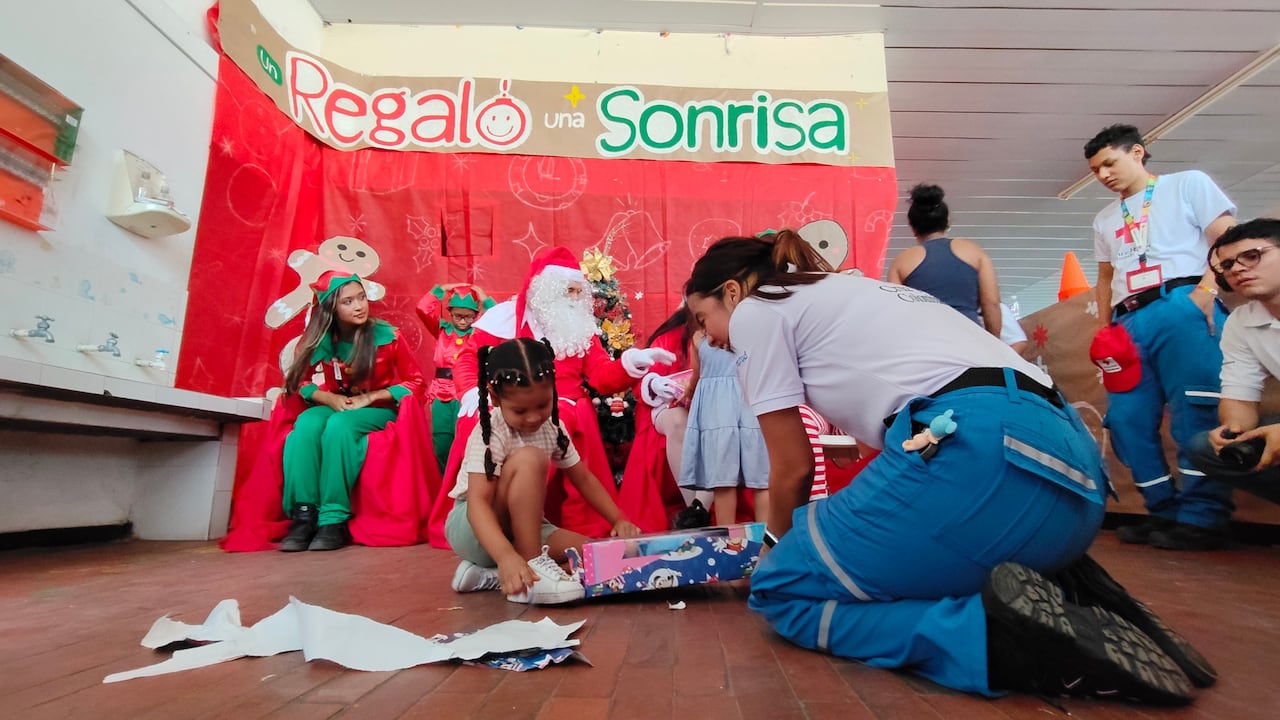 Voluntarios de la Cruz Roja y El País acompañaron la entrega de regalos y refrigerios en Cali.