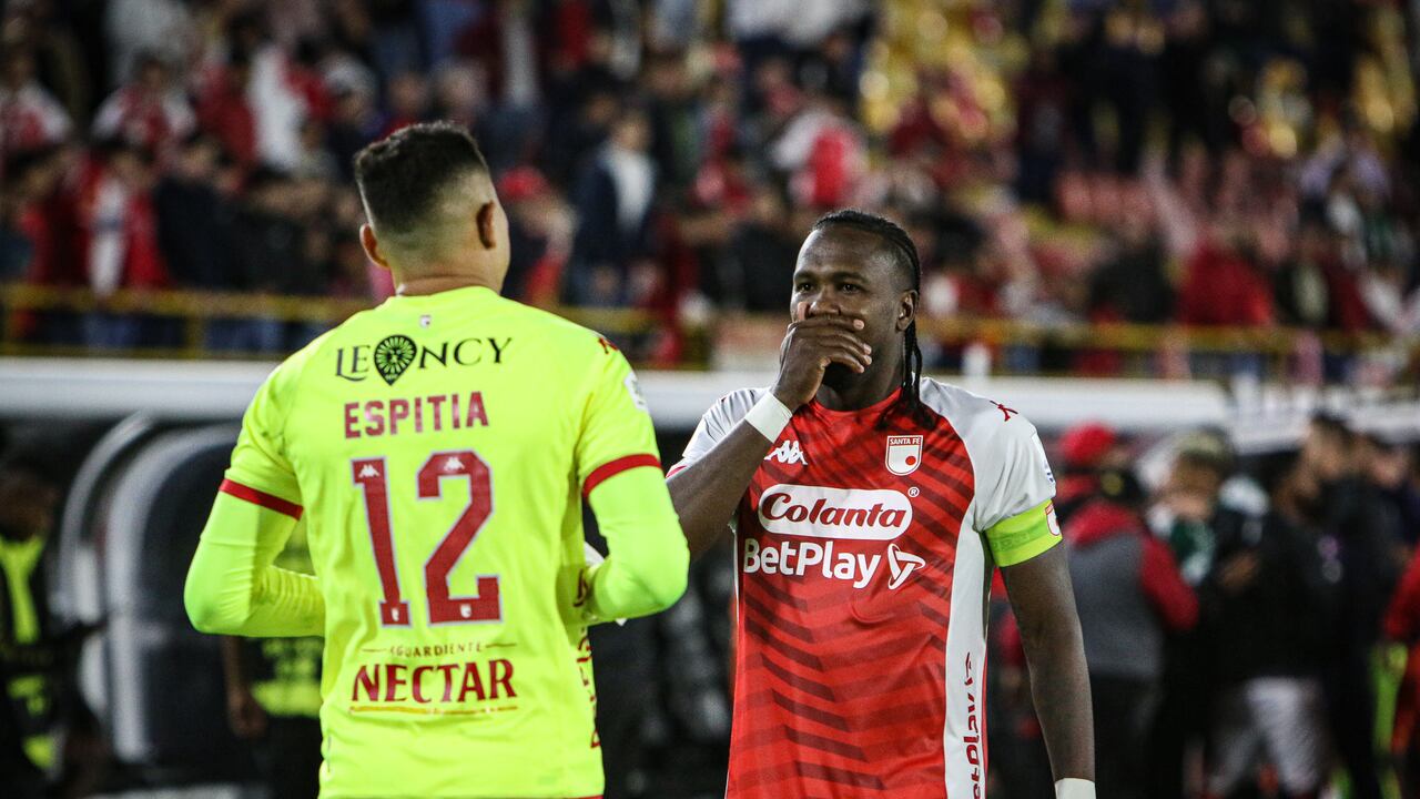 Hugo Rodallega y el arquero de Santa Fe, Juan Espitia.