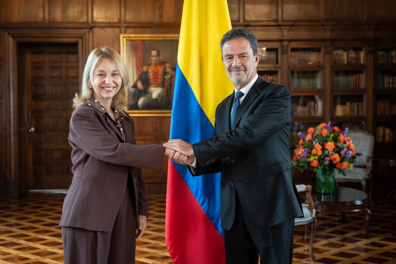 Posesión de nueva embajadora