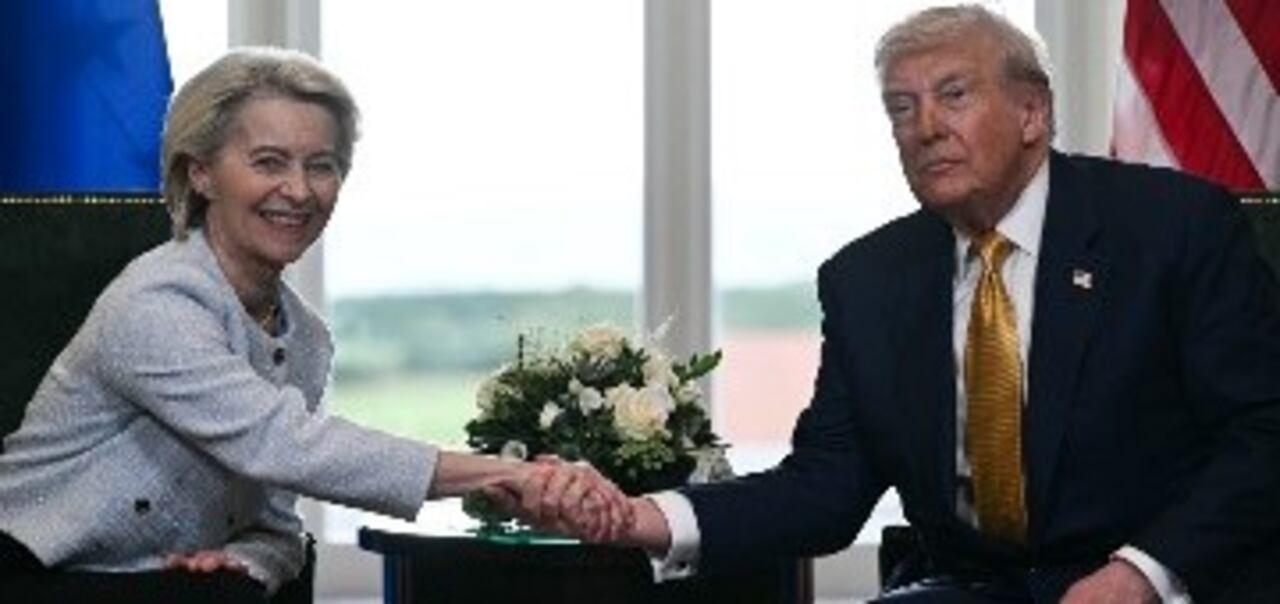 El presidente de EE. UU., Donald Trump, estrecha la mano de la presidenta de la Comisión Europea, Ursula von der Leyen, tras llegar a un acuerdo comercial entre las dos economías el pasado domingo.