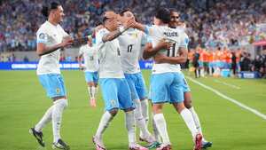 EAST RUTHERFORD, NEW JERSEY - JUNE 27: Facundo Pellistri of Uruguay celebrates with teammates after scoring the team's first goal during the CONMEBOL Copa America 2024 Group C match between Uruguay and Bolivia at MetLife Stadium on June 27, 2024 in East Rutherford, New Jersey. Mike Stobe/Getty Images/AFP (Photo by Mike Stobe / GETTY IMAGES NORTH AMERICA / Getty Images via AFP)