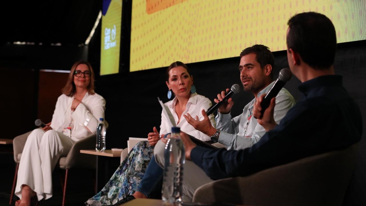 Los especialistas María Luisa Escobar (Claro), Ingrid Pérez (Google) y Tomás Ríos (EAFIT) compartieron sus análisis sobre innovación tecnológica durante el XXII Congreso Fenavi en Cali.