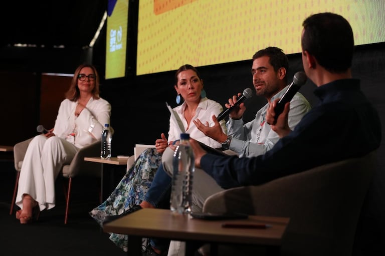 Los especialistas María Luisa Escobar (Claro), Ingrid Pérez (Google) y Tomás Ríos (EAFIT) compartieron sus análisis sobre innovación tecnológica durante el XXII Congreso Fenavi en Cali.