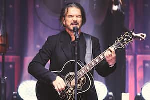 Ricardo Arjona actúa en el escenario del Teatro Edp Gran Vía el 25 de febrero de 2022 en Madrid, España.