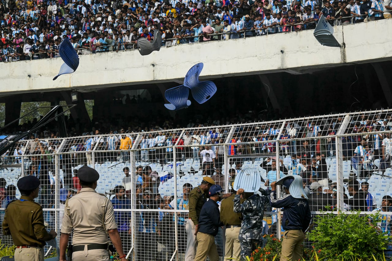 Fanáticos enojados recurren al vandalismo en el Estadio Salt Lake en Calcuta tras breve visita de Lionel Messi.