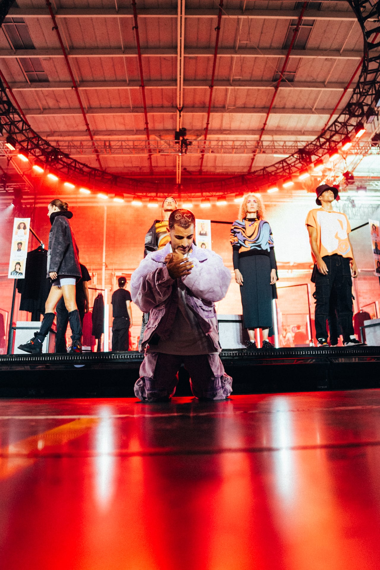 El DJ colombiano presenta la colección #Peopleagudelo888, fusionando moda y arte urbano en una espectacular pasarela.