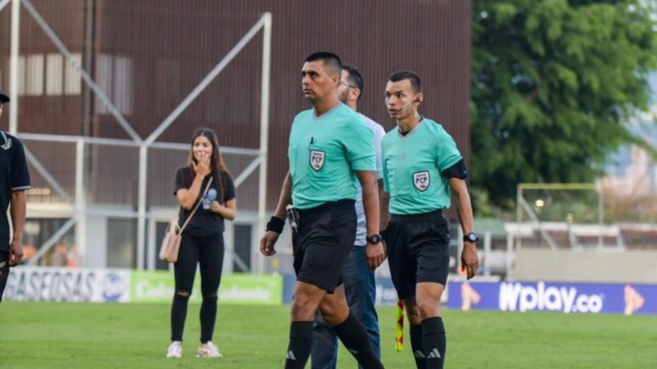 Árbitros del partido entre Envigado y América de Cali.