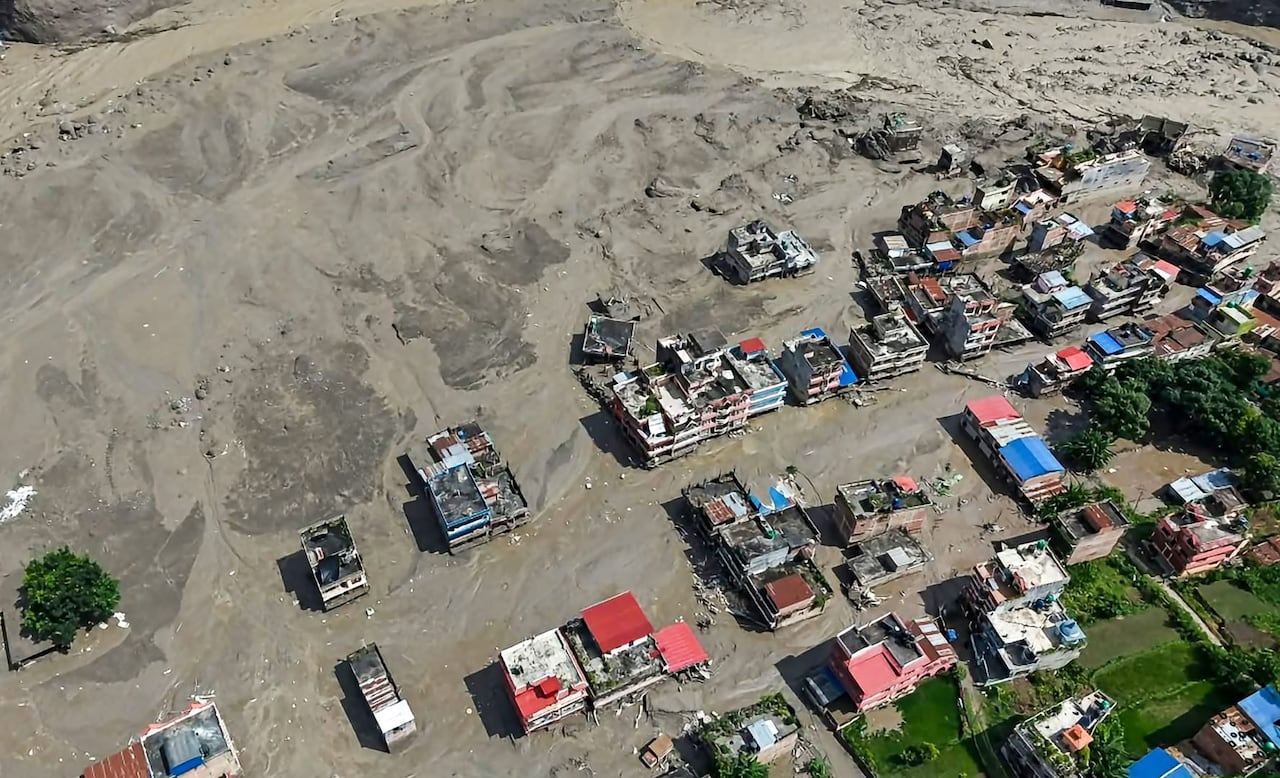 Vecindarios enteros quedaron bajo el lodo luego de las inundaciones que sacudieron a Nepal.