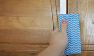 Limpiar una puerta de madera.