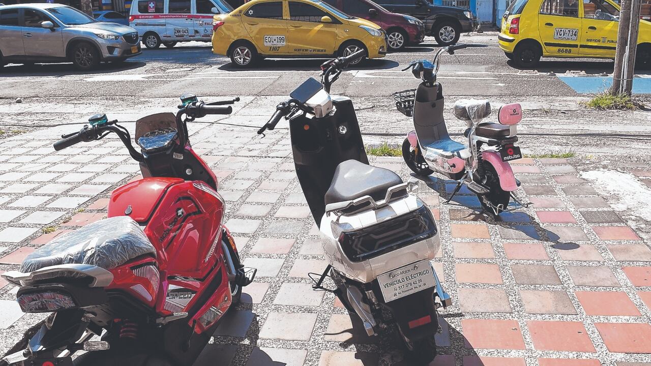 Las motos eléctricas más económicas pueden costar entre 2 y 3 millones de pesos, mientras que modelos con mayor potencia superan los $20 millones. Aunque su mantenimiento puede ser barato, los repuestos escasean y muchos son importados.