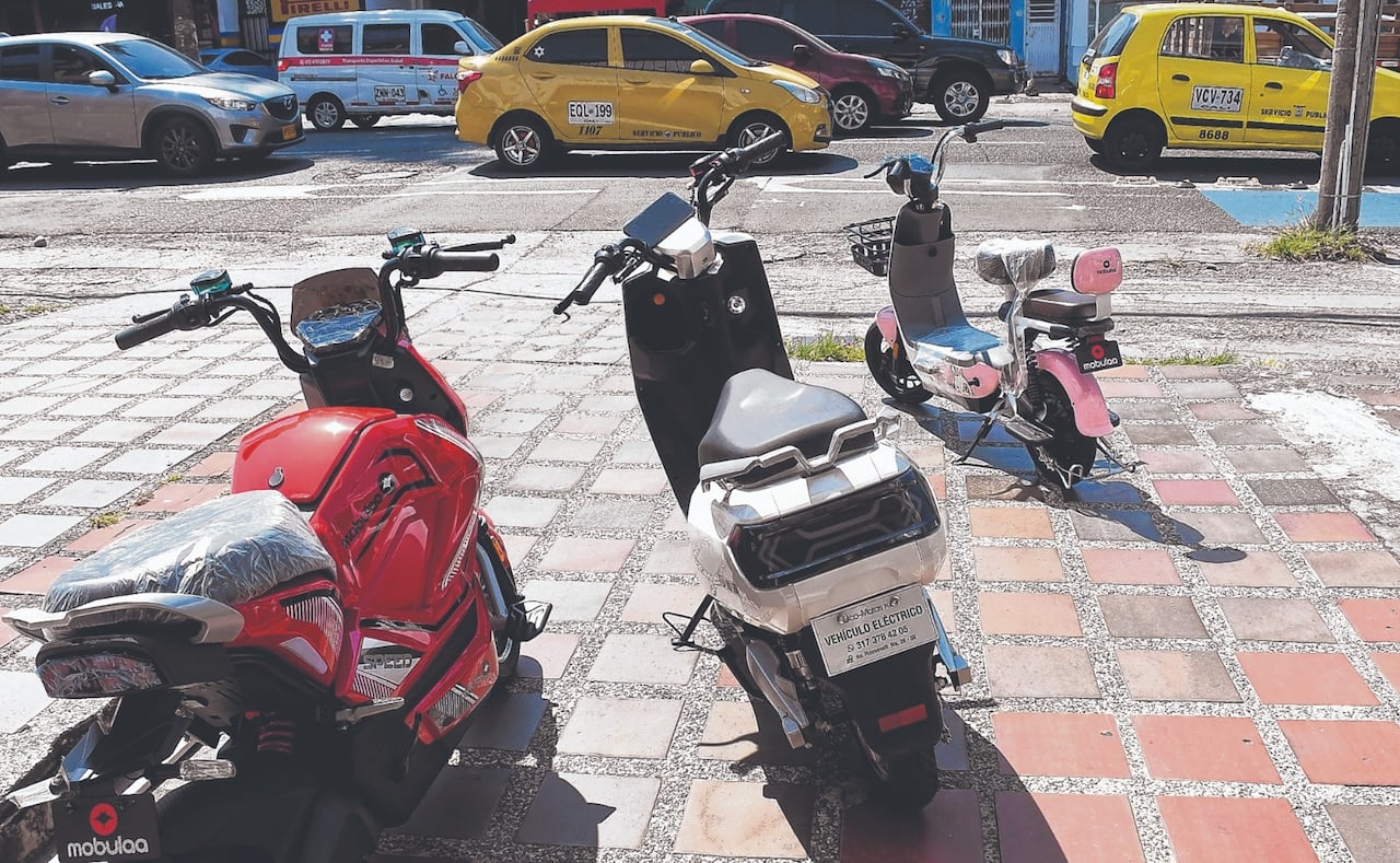 Las motos eléctricas más económicas pueden costar entre 2 y 3 millones de pesos, mientras que modelos con mayor potencia superan los $20 millones. Aunque su mantenimiento puede ser barato, los repuestos escasean y muchos son importados.