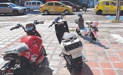 Las motos eléctricas más económicas pueden costar entre 2 y 3 millones de pesos, mientras que modelos con mayor potencia superan los $20 millones. Aunque su mantenimiento puede ser barato, los repuestos escasean y muchos son importados.