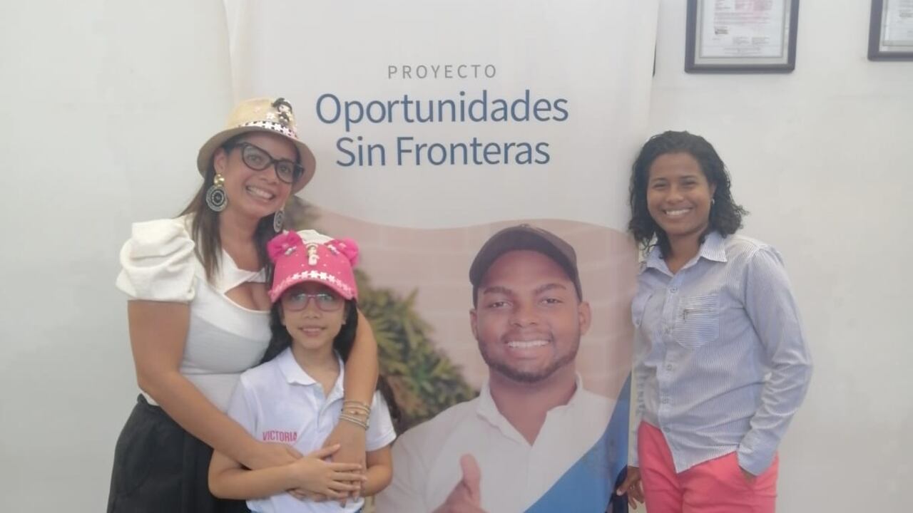 Yesire Tablera y su hija Victoria de los Ángeles Rumbos fueron capacitadas por la Fundación WWB Colombia y el Proyecto Oportunidades Sin Fronteras de USAID. Jennifer Acevedo fue asesora del Proyecto.