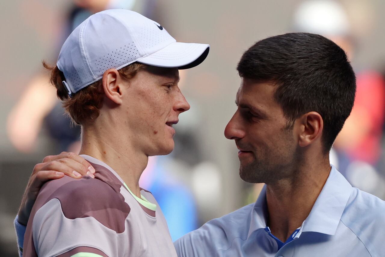 Jannik Sinner, izquierda, de Italia es felicitado por Novak Djokovic de Serbia luego de su semifinal en el campeonato de tenis del Abierto de Australia en Melbourne Park, Melbourne, Australia, el viernes 26 de enero de 2024. (Foto AP/Asanka Brendon Ratnayake)