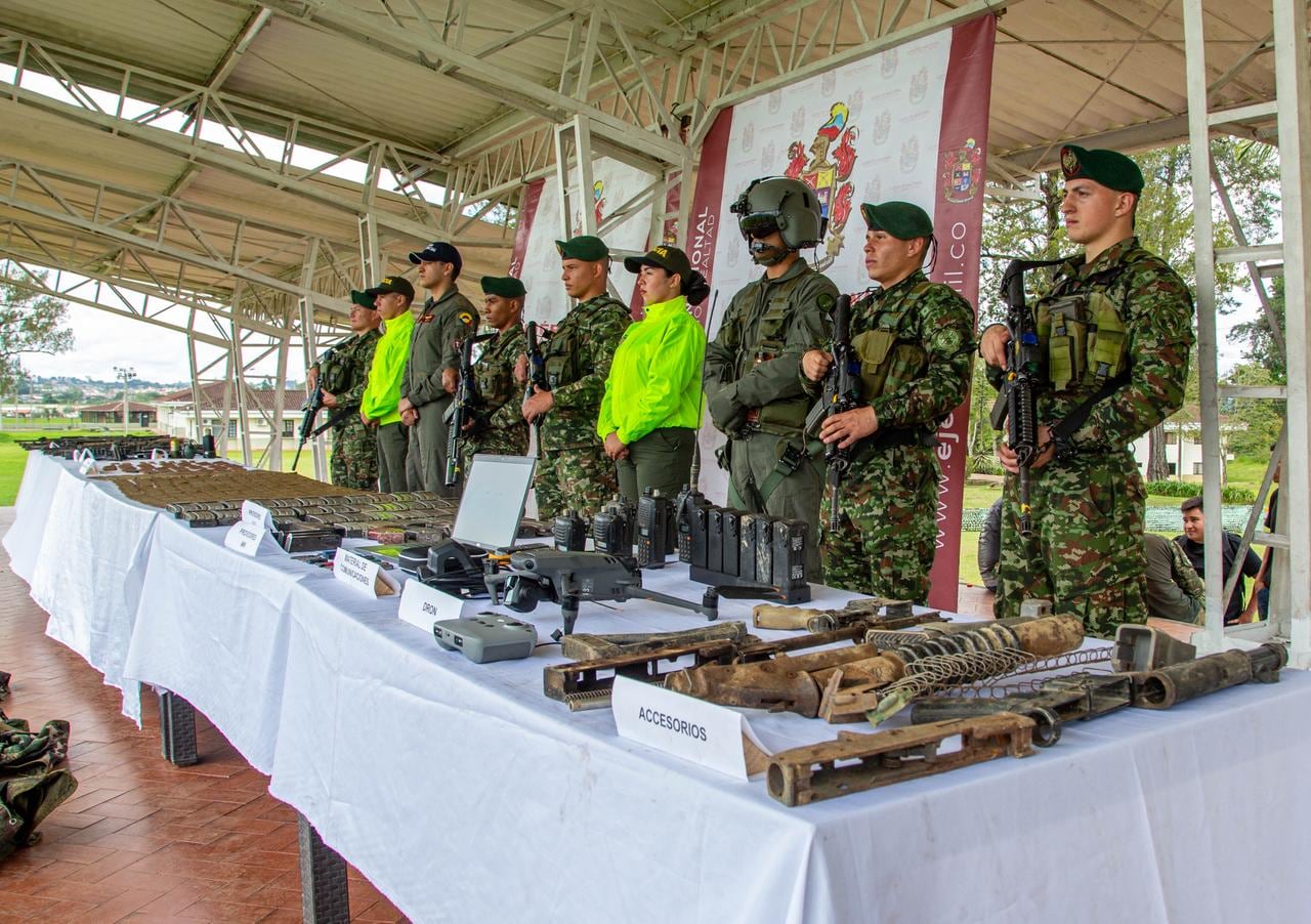 Entre el material decomisado se encuentran fusiles, granadas, municiones, drones y equipos tecnológicos utilizados para acciones armadas contra la fuerza pública y la comunidad.