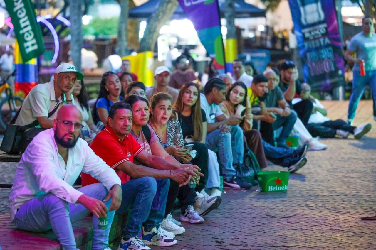 Los caleños disfrutaron de la ‘Tribuna Salsera’.