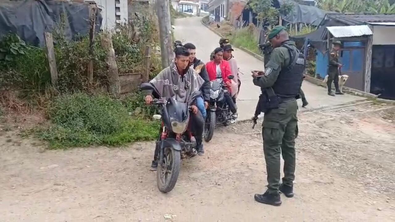Los uniformados de esta institución realizan controles en sectores como Belén, Villa Lozada y Gallego, buscando frenar el avance de las disidencias de las Farc.