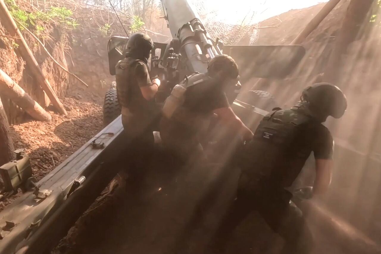 En esta fotografía tomada de un vídeo publicado por el Ministerio de Defensa ruso el jueves 15 de agosto de 2024, soldados rusos cargan el arma autopropulsada Giatsint-B en un lugar no revelado. (Foto del servicio de prensa del Ministerio de Defensa ruso vía AP)