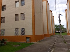 Los organismos de socorro de la ciudad llegaron hasta este reconocido conjunto residencial para auxiliar a la joven, tras caer del cuarto piso de la torre A6, confirmaron los testigos.