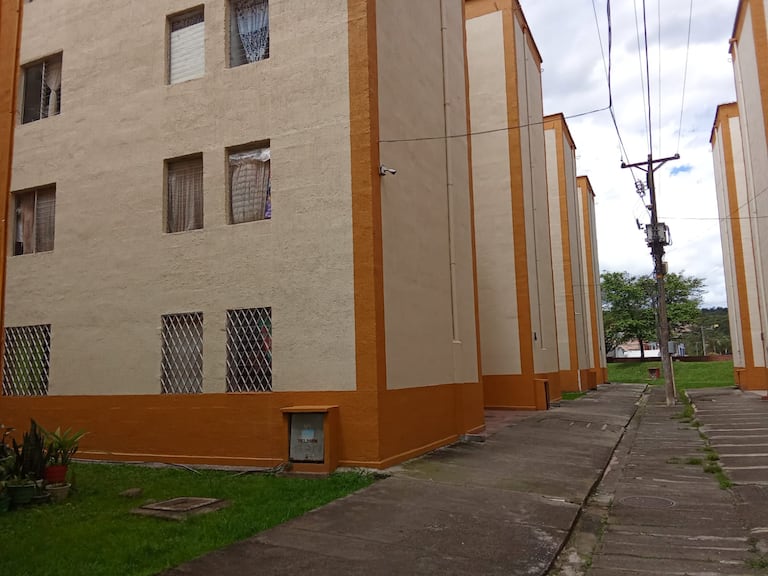 Los organismos de socorro de la ciudad llegaron hasta este reconocido conjunto residencial para auxiliar a la joven, tras caer del cuarto piso de la torre A6, confirmaron los testigos.